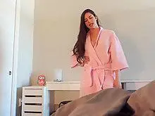 Брат с сестрой весело проводят время в одной постели