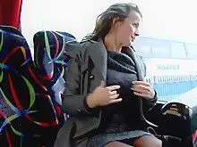 Перевозбужденная девушка в чулках раздвинула ножки в автобусе и поиграла с киской