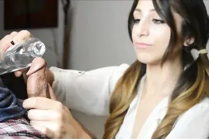 Молодая девушка с косичками дрочит парню член смазав руки маслом