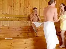 Молодая давалка с большими дойками обслужила двоих парней в бане