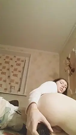 Аня засунула в анус расчёску