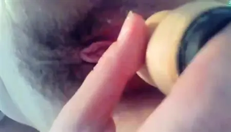 Жена играет в ванной