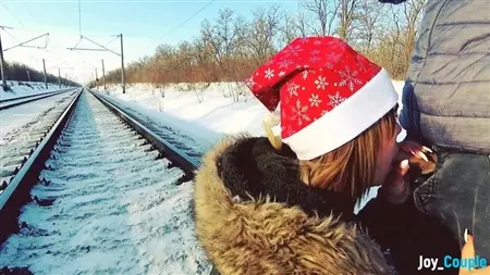 Зимний любительский минет на железной дороге