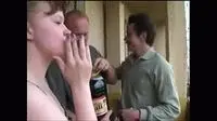 Пьяные мужики пригласили соседку на групповую еблю