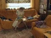 Молодая девка трахается с двумя парнями на нудиском пляже