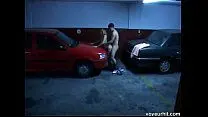 Скрытая камера на парковке снимает секс молодой пары на капоте машины