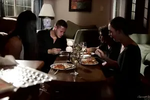 Мама после ужина трахается в спальне с другом сына